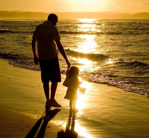 padre e figlia sulla spiaggia